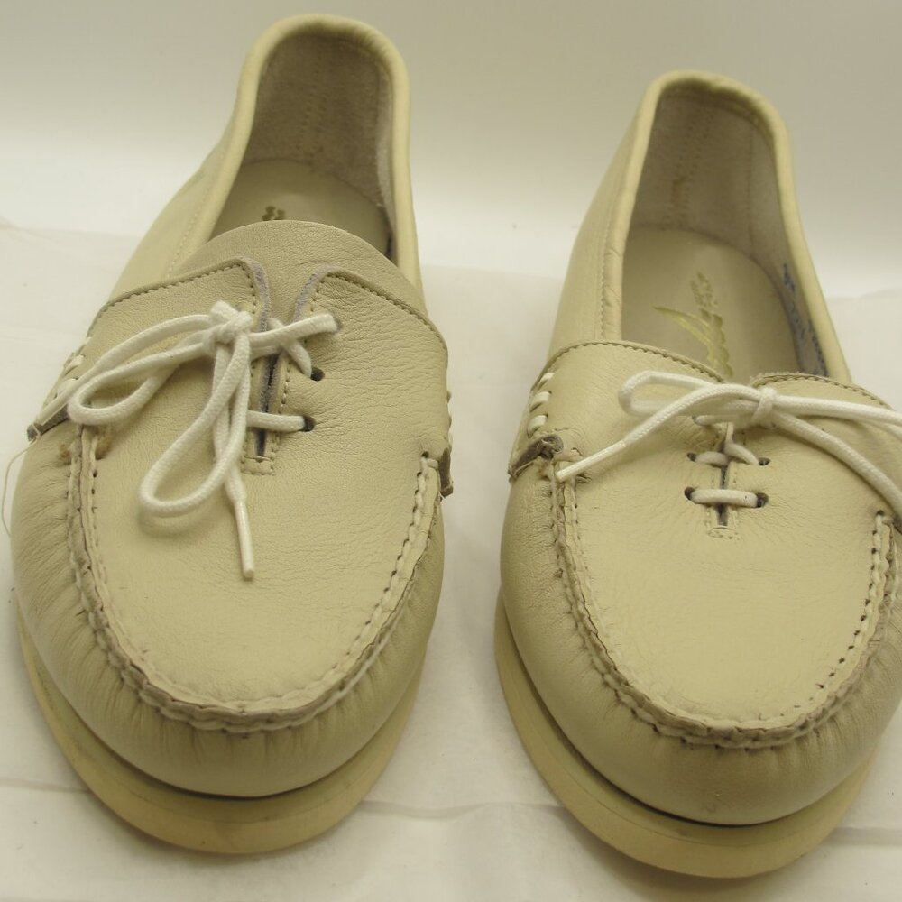Sperry Topsider cream boat shoe in 8.5M